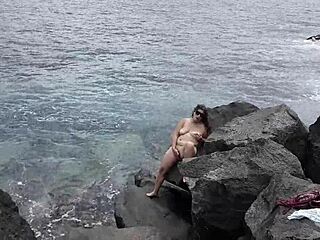 Неожиданный камшот прямо в лицо шлюшке-нудистке на пляже, пока муж-рогоносец смотрит!