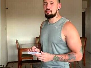 Patrona kurba razdraži vodovodarja, da ji jebe pičko in ji napolni obraz z mlekom