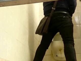 Чувствую такую связь во время гей секса в тесном туалете