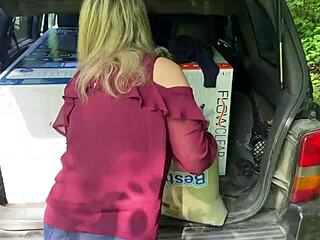 Blond kone tigger manden om hård røvknul som en luder