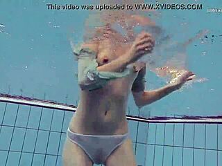 Lille 18+ røv i kjole, Nastya driller ved poolen under vandet