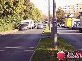 Wah, nenek Jerman aneh Rubina yang MILF ini ngebor kontol besar di tempat umum!