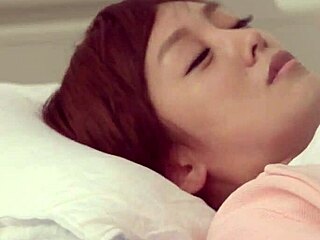 Una Bellezza Coreana Prende il Controllo in Questa Avventura POV. I Suoi Movimenti Incantano Mentre Guida l'Incontro Intimo.