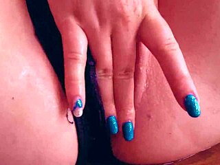 Κοντινό νεαρή λεσβία δαχτυλάει χυμώδες μουνί μέχρι σκουρτζ παντελόνι