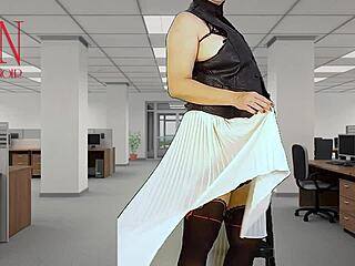 可愛い裸の秘書がマンコと巨乳で上司を誘惑