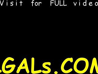 섹시 미녀들 좁은 구멍 핥고 손가락 넣어!