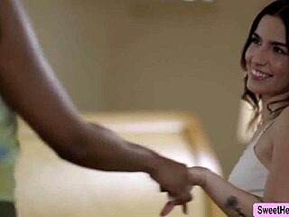 Νιώσε τον έντονο οργασμό από αυτό το λεσβιακό τρίο που γλείφουν πούτσες στο κρεβάτι