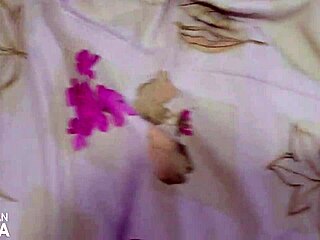 핫한 엉덩이가 빅티드 블론드 보지를 박고 안에 싸