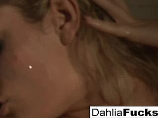 Sexy Dahlia si užívá špatné zábavy v žhavé sprchové scéně