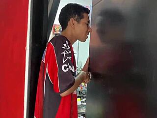 대담한 라티나 베이브가 큰 자지 동료랑 박아