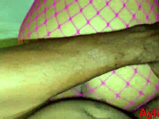 Vruća maćeha zadirkuje pastorka u intenzivnu akciju izbliza