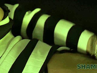 ¿Viste a la madura infiel? Justo follando, dice mientras la pillan masturbándose con clítoris perforado y tetas fuera