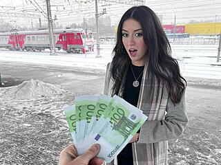 公共经纪说服美女在火车上快速现金交易