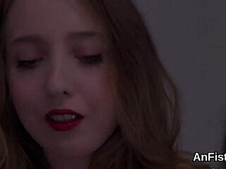 사악한 레즈비언들이 항문 주먹질로 열어 😏