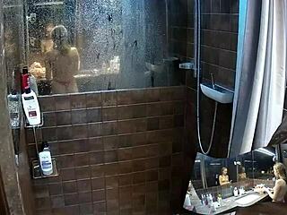 Voyeur flagra duas namoradas peladas no banho em câmera escondida