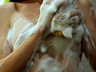 Kerek mellű barna csaj INTENZÍV ZUHANY SZEXET kap VASTAG FAROKKAL