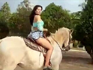 แพมเมลา แพนเทอร่า ขี่หนักในปาร์ตี้เซ็กซ์สุดป่าเถื่อนกับร่างกายเต็มรอยสัก