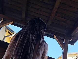 Megbaszom a meztelen szomszédasszonyt keményen a kertben