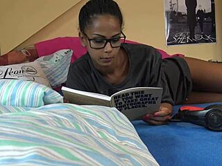 Изабелла читает в майке и трусиках выставляя сексуальные ноги и жопу