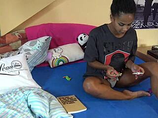 Изабелла читает в майке и трусиках выставляя сексуальные ноги и жопу