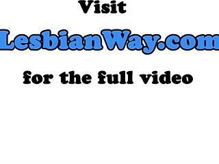 Hej gledaj ove seksi plavuše lezbejke kako prskaju od gejma