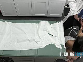 Junge Patientin verführt Arzt für Attest im Krankenhaus-Rollenspiel vor der Cam