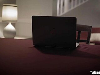 Avi Love y Mike Mancini se zambullen en follar intenso después de besos