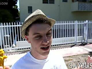 나는 이 게이를 베어백 블로우잡으로 즐겁게 해줘, POV 스타일로