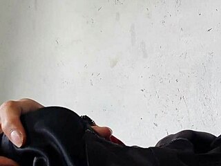 그가 그의 거대한 자지로 너를 박고 싶어해