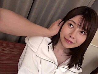 Badan Rampingnya Minta Dilindungi, Creampie POV Pertama Bikin Keduanya Bergidik