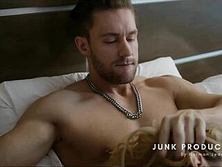 Szöszi lenyeli a hatalmas farkot Norman Jean legjobb szopás válogatásában