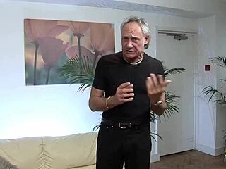 MILF biseksual dikongkek oleh batang besar