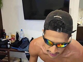 Twink ρουφάει το τεράστιο μαύρο πούτσο του φύλακα ασφαλείας Μέρος 2