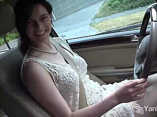 Ne morem nehati gledati Yanks Savannah Sly, kako pride z vibratorjem v avtu