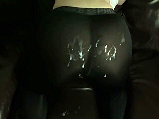 哟，看我穿上紧身裤，从POV视角被精液淋湿！