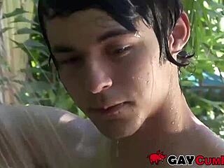 Dua gay muda nikmat blowjob deepthroat oleh buddy twink dekat kolam