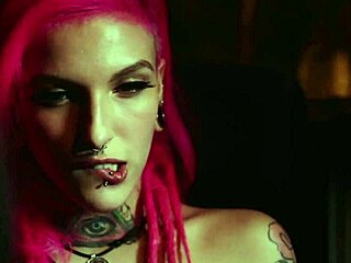 Qween e Pocahontas decidem aliviar o tesão esfregando as bucetinhas após fofocar sobre o boy