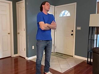 Големицицеста зряла мащеха Дани Джоунс вдъхновява пасынка