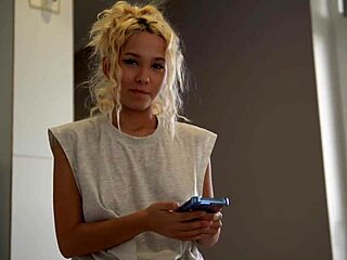 Ma belle-sœur excitée m'a piégé pour une partie rapide à cause de photos qu'elle a trouvées.