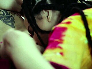 Qween e Pocahontas decidem aliviar o tesão esfregando as bucetinhas após fofocar sobre o boy