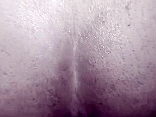 Trailer ukazuje, jak gay kámoš prosí o dvě hračky hluboko v zadku