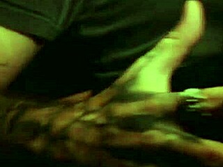 Qween e Pocahontas decidem aliviar o tesão esfregando as bucetinhas após fofocar sobre o boy