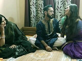 Потрясающая горячая индийская бхабхи меняется для дикого семейного действия