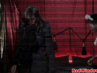 Черная голландская проститутка сосет член перед еблей в POV