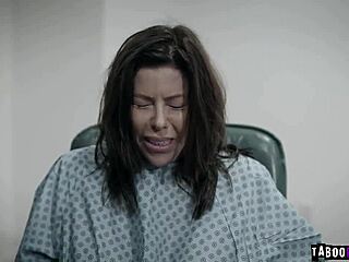 Bobbi Berlutut Ngisep Petugas Rumah Sakit