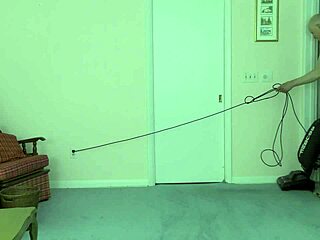 Horký gay nudista uklízí dům nahý na slunečné pláži.