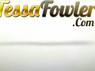 この赤毛がHDで巨大なおっぱいを自慢してるの見て！