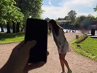 Fidanzata viene forte con un toy in un parco pubblico