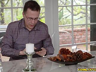 Začne pasynka vrtat holou píču Vanessy Cage?