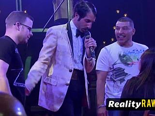 Fiesta en piscina con pelirroja cachonda caliente y viciosa